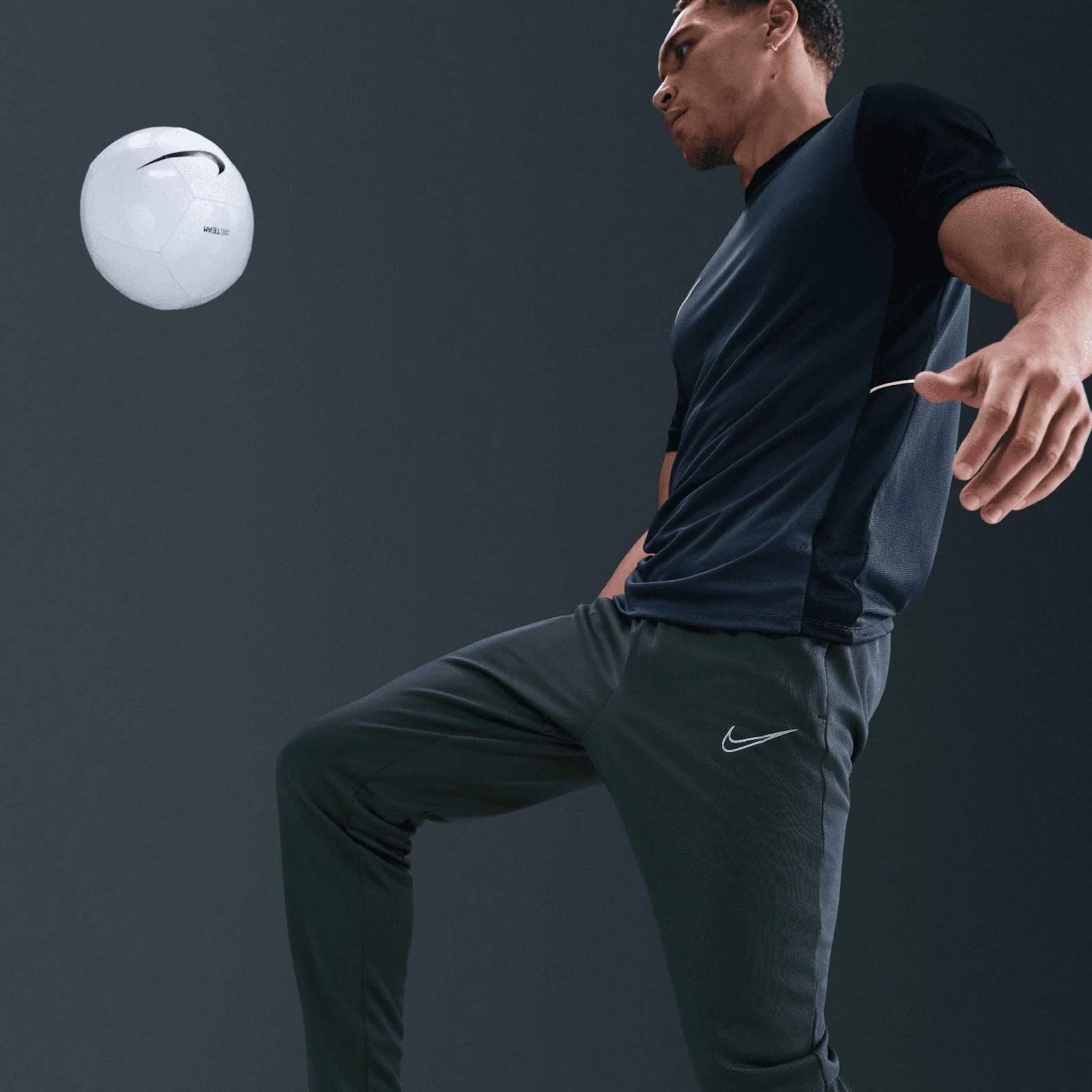 13442-nike-academy-winter-warrior-mens-therma-fit-soccer-pants-5.webp Nike Academy Winter Warrior Mens Therma-FIT Soccer Pants