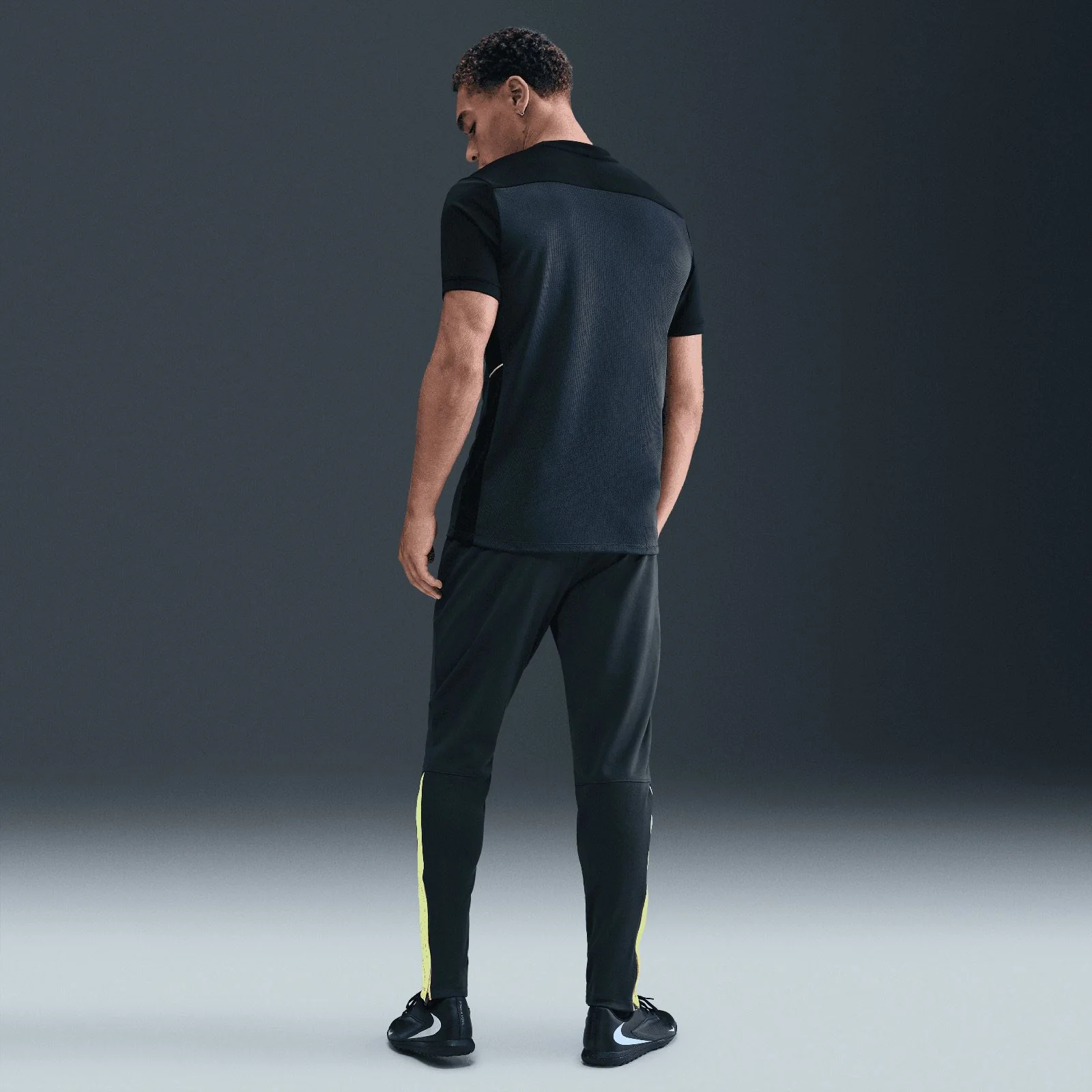 13442-nike-academy-winter-warrior-mens-therma-fit-soccer-pants-8.webp Nike Academy Winter Warrior Mens Therma-FIT Soccer Pants