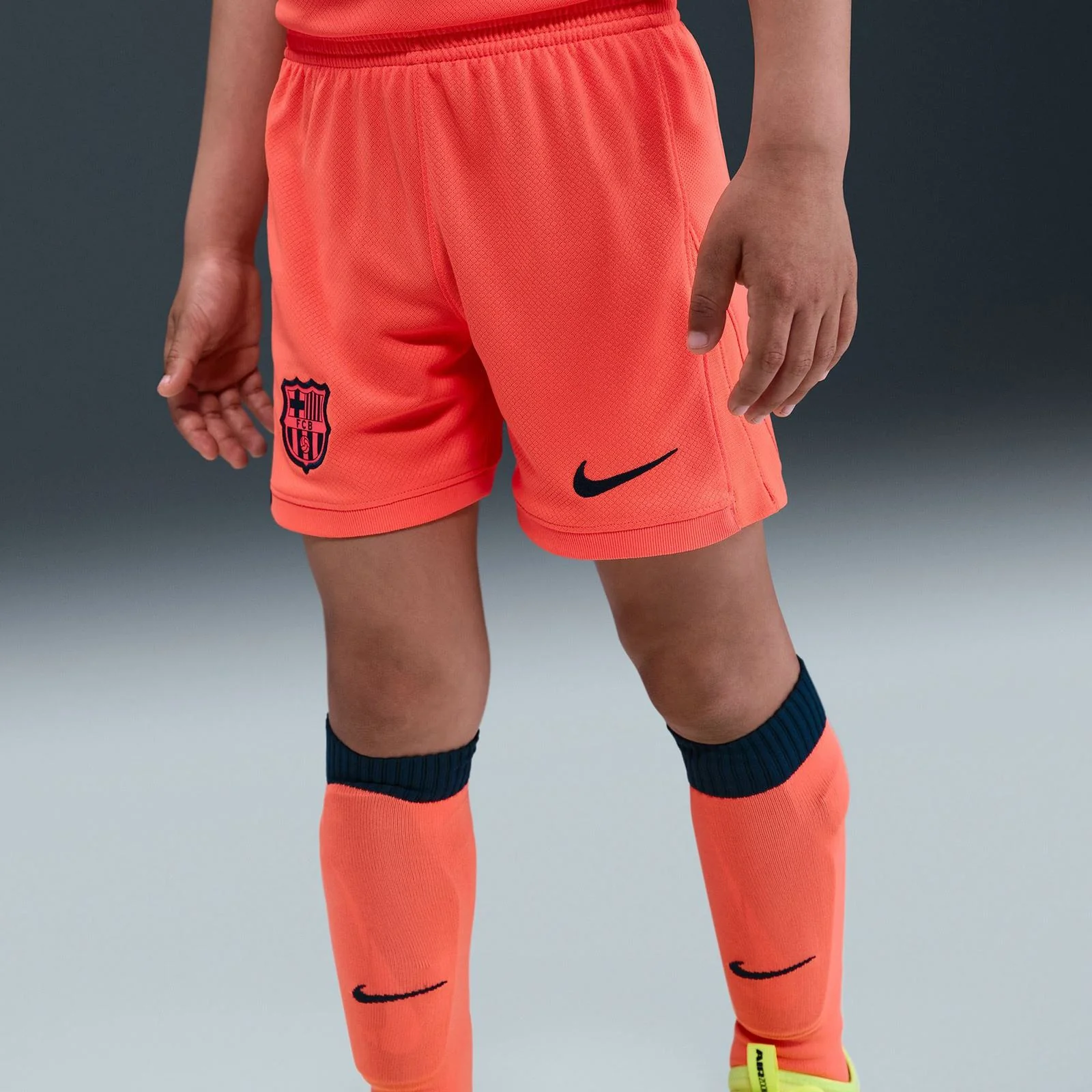 14707-nike-fc-barcelona-2025-26-stadium-third-little-kids-dri-fit-total-90-soccer-3-piece-kit-7.webp Nike FC Barcelona 2025/26 Stadium Third Little Kids Dri-FIT Total 90 Soccer 3-Piece Kit